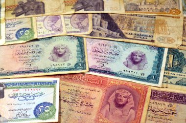 Eski Mısır para destesinin arka planında farklı zaman ve değerlere sahip banknotlar, eski Mısır sterlinleri ve piaster 'ların antika retro' su, pound Mısır 'ın para birimidir, seçici odak noktasıdır.