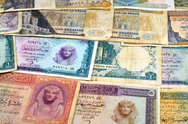 Eski Mısır para destesinin arka planında farklı zaman ve değerlere sahip banknotlar, eski Mısır sterlinleri ve piaster 'ların antika retro' su, pound Mısır 'ın para birimidir, seçici odak noktasıdır.