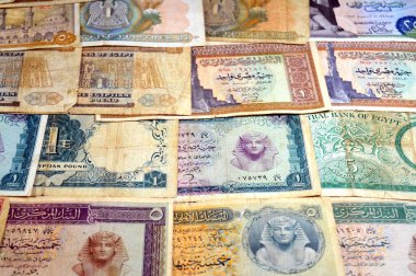 Eski Mısır para destesinin arka planında farklı zaman ve değerlere sahip banknotlar, eski Mısır sterlinleri ve piaster 'ların antika retro' su, pound Mısır 'ın para birimidir, seçici odak noktasıdır.