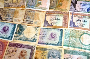 Eski Mısır para destesinin arka planında farklı zaman ve değerlere sahip banknotlar, eski Mısır sterlinleri ve piaster 'ların antika retro' su, pound Mısır 'ın para birimidir, seçici odak noktasıdır.