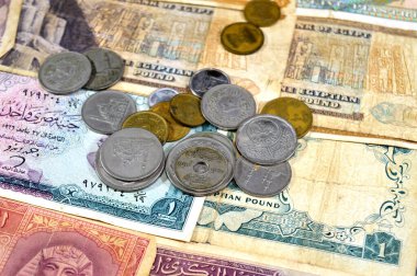 Mısır eski paraları ve bir yığın eski Mısır para banknotları farklı zaman ve değerler, eski Mısır pound ve piaster antika retro, pound Mısır para birimidir, seçici odaklı