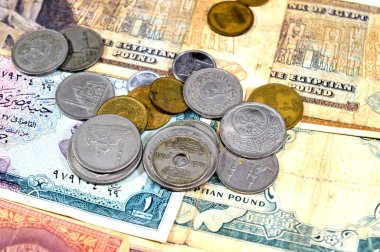 Mısır eski paraları ve bir yığın eski Mısır para banknotları farklı zaman ve değerler, eski Mısır pound ve piaster antika retro, pound Mısır para birimidir, seçici odaklı