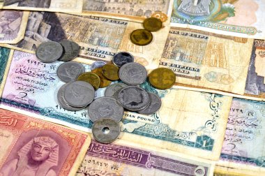 Mısır eski paraları ve bir yığın eski Mısır para banknotları farklı zaman ve değerler, eski Mısır pound ve piaster antika retro, pound Mısır para birimidir, seçici odaklı