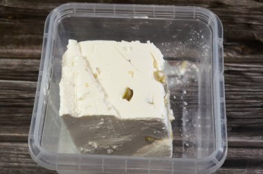 Beyaz Feta peyniri, zeytin dilimli, koyun sütünden ya da koyun sütü ile keçi sütü karışımından yapılmış, yumuşak, küçük ya da deliksiz, parçalanmış ve kumlu derisi olmayan bir Yunan tuzlu beyaz peyniri.