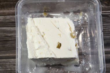 Beyaz Feta peyniri, zeytin dilimli, koyun sütünden ya da koyun sütü ile keçi sütü karışımından yapılmış, yumuşak, küçük ya da deliksiz, parçalanmış ve kumlu derisi olmayan bir Yunan tuzlu beyaz peyniri.