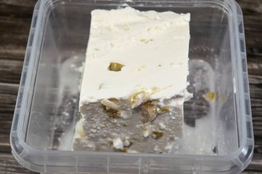 Beyaz Feta peyniri, zeytin dilimli, koyun sütünden ya da koyun sütü ile keçi sütü karışımından yapılmış, yumuşak, küçük ya da deliksiz, parçalanmış ve kumlu derisi olmayan bir Yunan tuzlu beyaz peyniri.