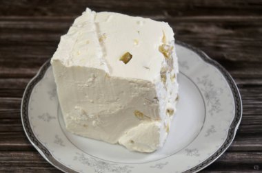 Beyaz Feta peyniri, zeytin dilimli, koyun sütünden ya da koyun sütü ile keçi sütü karışımından yapılmış, yumuşak, küçük ya da deliksiz, parçalanmış ve kumlu derisi olmayan bir Yunan tuzlu beyaz peyniri.