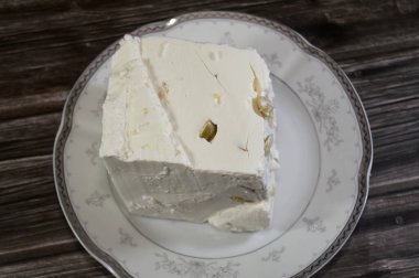 Beyaz Feta peyniri, zeytin dilimli, koyun sütünden ya da koyun sütü ile keçi sütü karışımından yapılmış, yumuşak, küçük ya da deliksiz, parçalanmış ve kumlu derisi olmayan bir Yunan tuzlu beyaz peyniri.