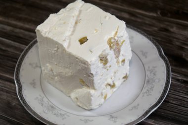 Beyaz Feta peyniri, zeytin dilimli, koyun sütünden ya da koyun sütü ile keçi sütü karışımından yapılmış, yumuşak, küçük ya da deliksiz, parçalanmış ve kumlu derisi olmayan bir Yunan tuzlu beyaz peyniri.