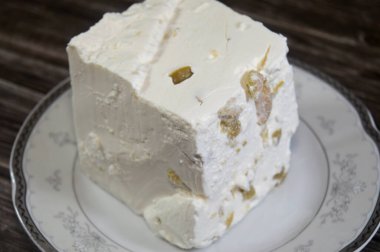 Beyaz Feta peyniri, zeytin dilimli, koyun sütünden ya da koyun sütü ile keçi sütü karışımından yapılmış, yumuşak, küçük ya da deliksiz, parçalanmış ve kumlu derisi olmayan bir Yunan tuzlu beyaz peyniri.