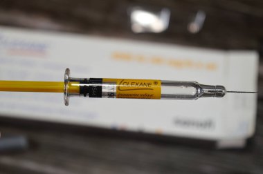 Kahire, Mısır, 6 Ağustos 2025: Clexane Enoxaparin sodyum by Sanofi, antikoagülan ilaç (kan inceltici), bazı durumlarda derin ven trombozu (DVT) ve pulmoner embolizmi (PE) tedavi ve önleme