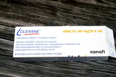 Kahire, Mısır, 6 Ağustos 2025: Clexane Enoxaparin sodyum by Sanofi, antikoagülan ilaç (kan inceltici), bazı durumlarda derin ven trombozu (DVT) ve pulmoner embolizmi (PE) tedavi ve önleme