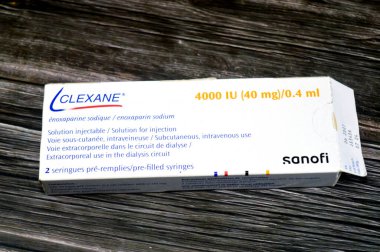 Kahire, Mısır, 6 Ağustos 2025: Clexane Enoxaparin sodyum by Sanofi, antikoagülan ilaç (kan inceltici), bazı durumlarda derin ven trombozu (DVT) ve pulmoner embolizmi (PE) tedavi ve önleme