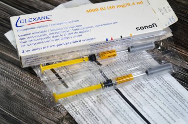 Kahire, Mısır, 6 Ağustos 2025: Clexane Enoxaparin sodyum by Sanofi, antikoagülan ilaç (kan inceltici), bazı durumlarda derin ven trombozu (DVT) ve pulmoner embolizmi (PE) tedavi ve önleme