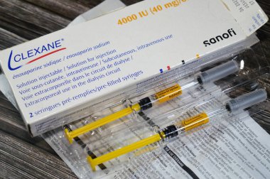 Kahire, Mısır, 6 Ağustos 2025: Clexane Enoxaparin sodyum by Sanofi, antikoagülan ilaç (kan inceltici), bazı durumlarda derin ven trombozu (DVT) ve pulmoner embolizmi (PE) tedavi ve önleme