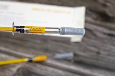 Kahire, Mısır, 6 Ağustos 2025: Clexane Enoxaparin sodyum by Sanofi, antikoagülan ilaç (kan inceltici), bazı durumlarda derin ven trombozu (DVT) ve pulmoner embolizmi (PE) tedavi ve önleme