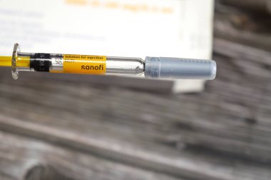 Kahire, Mısır, 6 Ağustos 2025: Clexane Enoxaparin sodyum by Sanofi, antikoagülan ilaç (kan inceltici), bazı durumlarda derin ven trombozu (DVT) ve pulmoner embolizmi (PE) tedavi ve önleme