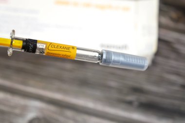 Kahire, Mısır, 6 Ağustos 2025: Clexane Enoxaparin sodyum by Sanofi, antikoagülan ilaç (kan inceltici), bazı durumlarda derin ven trombozu (DVT) ve pulmoner embolizmi (PE) tedavi ve önleme