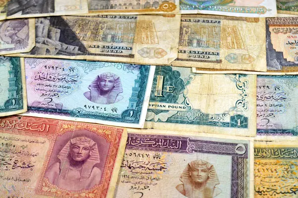 Eski Mısır para destesinin arka planında farklı zaman ve değerlere sahip banknotlar, eski Mısır sterlinleri ve piaster 'ların antika retro' su, pound Mısır 'ın para birimidir, seçici odak noktasıdır.