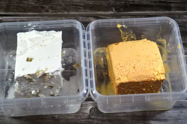 Feta, koyun sütünden ya da koyun sütü ve keçi sütü karışımından yapılmış Yunan tuzlu beyaz peyniri. Yumuşak, küçük ya da deliksiz, sarı, zerdeçal ve biberli, zeytinli beyaz peynir.