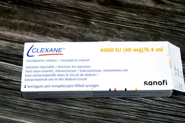 Kahire, Mısır, 6 Ağustos 2025: Clexane Enoxaparin sodyum by Sanofi, antikoagülan ilaç (kan inceltici), bazı durumlarda derin ven trombozu (DVT) ve pulmoner embolizmi (PE) tedavi ve önleme