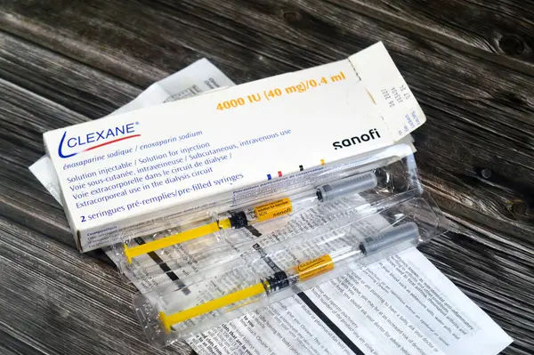 Kahire, Mısır, 6 Ağustos 2025: Clexane Enoxaparin sodyum by Sanofi, antikoagülan ilaç (kan inceltici), bazı durumlarda derin ven trombozu (DVT) ve pulmoner embolizmi (PE) tedavi ve önleme