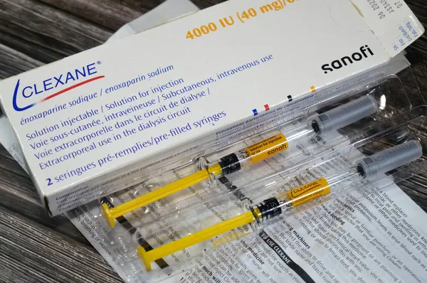 Kahire, Mısır, 6 Ağustos 2025: Clexane Enoxaparin sodyum by Sanofi, antikoagülan ilaç (kan inceltici), bazı durumlarda derin ven trombozu (DVT) ve pulmoner embolizmi (PE) tedavi ve önleme