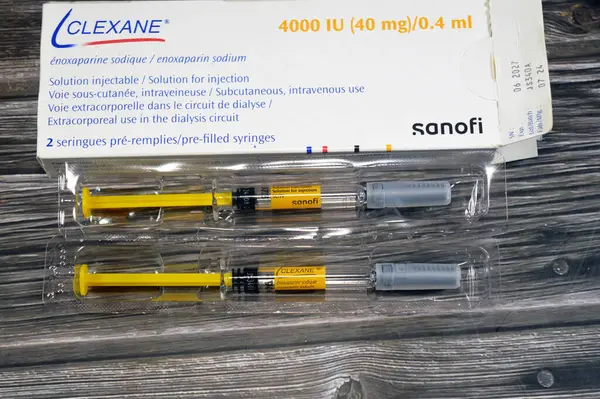 Kahire, Mısır, 6 Ağustos 2025: Clexane Enoxaparin sodyum by Sanofi, antikoagülan ilaç (kan inceltici), bazı durumlarda derin ven trombozu (DVT) ve pulmoner embolizmi (PE) tedavi ve önleme