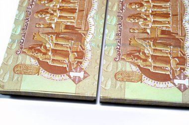 1 EGP LE 'nin ters tarafı bir Mısır sterlini nakit para banknotları, Ebu Simbel' deki Büyük Tapınak 'a ana giriş, Mısır para döviz kuru ve ekonomi konsepti
