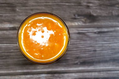 Bir bardak taze mango suyu ile mango meyvesi, mango ve mango, tropikal Mangifera indica, taze meyve suyu yaz mevsimi ve tatil konsepti tarafından üretilen yenilebilir taş meyvelerdir.