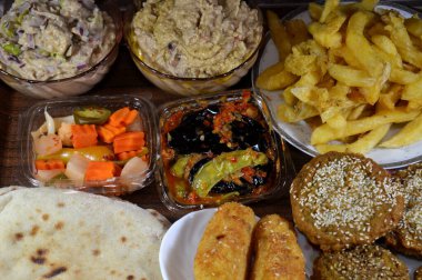 Mısır kahvaltısında keten tohumu ya da keten yağı, İskenderiye geyiği fasulyesi soğan ve biberli, falafel köftesi, yeşil burger, kızarmış patates, turşu ve yassı ekmek.