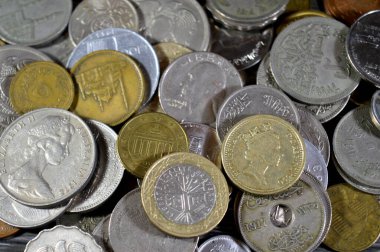 Dünyanın farklı ülkelerinden, farklı zaman ve değerlerden farklı para yığınları, farklı değerlere sahip antika eski paralar ve farklı dönemlerden ve dönemlerden