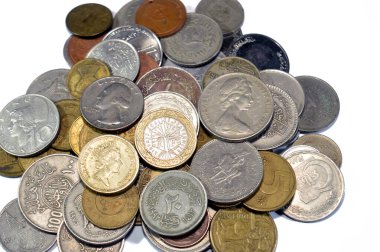 Dünyanın farklı ülkelerinden, farklı zaman ve değerlerden farklı para yığınları, farklı değerlere sahip antika eski paralar ve farklı dönemlerden ve dönemlerden