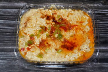 Türk Miş Peyniri, Areesh peynirini toprak kabına tuz katarak tereyağlı süt, ekşi yağlı süt ve biberli turşu solüsyonu ekleyerek kırmızı biber, yağ ve biberle hazırlanır.