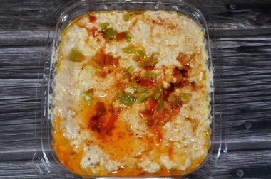 Türk Miş Peyniri, Areesh peynirini toprak kabına tuz katarak tereyağlı süt, ekşi yağlı süt ve biberli turşu solüsyonu ekleyerek kırmızı biber, yağ ve biberle hazırlanır.