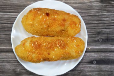 Patates kroket, kroket Fransız mutfağında bol yağda kızartılmış bir rulo, patates püresi gibi dolguyla karıştırılmış kalın bir klasör, daha sonra ekmeklenmiş, dünya çapında bir meze ya da aperatif olarak servis ediliyor.