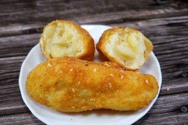 Patates kroket, kroket Fransız mutfağında bol yağda kızartılmış bir rulo, patates püresi gibi dolguyla karıştırılmış kalın bir klasör, daha sonra ekmeklenmiş, dünya çapında bir meze ya da aperatif olarak servis ediliyor.