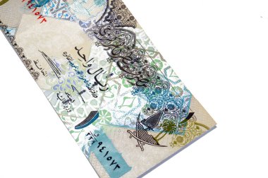 Katar Riyal nakit para biriminin 1 Katar banknotunun gözlemci yüzü Sütun, kemerler, yelkenli, palmiye ağaçları, çapraz kılıçlar, antika eski Katar faturası, seçici odak noktası