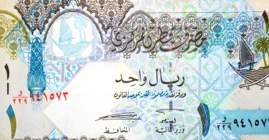 Katar Riyal nakit para birimi Katar banknotunun 1 Katarlı Riyal tarafının büyük bir parçası Ornated sütun, kemerler, yelkenli, palmiye ağaçları, çapraz kılıçlar, antika eski Katar faturası
