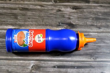 Kahire, Mısır, 7 Ağustos 2025: iLou Ketchup Mayo 'nun iyi Fransa' sı, ketçap ve mayonez karışımı, kızartma sosu sıklıkla patates kızartması veya tostonla servis edilen bir baharattır.