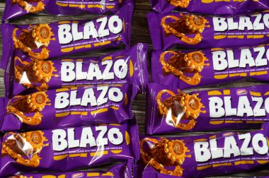 Kahire, Mısır, 5 Ağustos 2025: Gevrek, karamel ve çikolatayla kaplı Blazo çikolatalı gofret, tatlı ve lezzetin zenginliğini birleştiren kremalı bir karışım.