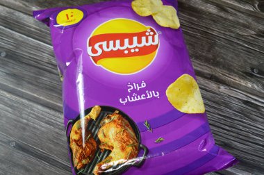 Kahire, Mısır, 7 Ağustos 2025: Otlu tavuk, Chipsy patatesleri, ince dalgalı patates cipsleri, tavuk ve bitki aromalı çıtır çıtır, ince patates, seçici odaklı