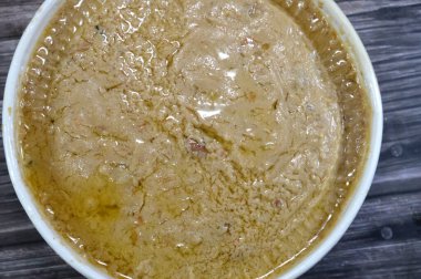 Mısır 'da kahvaltıda ezilmiş fasulye, sarı mercimek ve buğdayla pişirilen ana yemek olan turşulu safran limonlu Mısır fasulyesi, Ramazan' da Suhor 'un Fava fasulyesi ana yemeği.