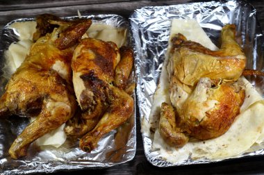 Arap mutfağı ızgara tavuk ızgara tavuk, ızgara tavuk ızgara makinesinde ızgara tavuk, tavuklar nemli, sulu ve un tortilla ve pita ekmeğiyle servis ediliyor.