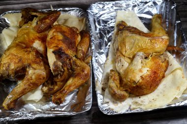 Arap mutfağı ızgara tavuk ızgara tavuk, ızgara tavuk ızgara makinesinde ızgara tavuk, tavuklar nemli, sulu ve un tortilla ve pita ekmeğiyle servis ediliyor.