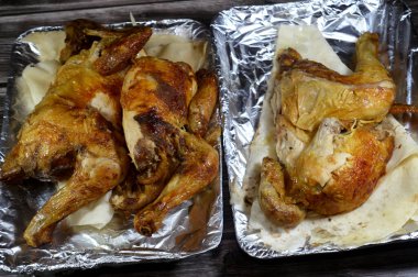 Arap mutfağı ızgara tavuk ızgara tavuk, ızgara tavuk ızgara makinesinde ızgara tavuk, tavuklar nemli, sulu ve un tortilla ve pita ekmeğiyle servis ediliyor.