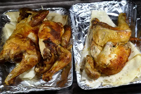 Arap mutfağı ızgara tavuk ızgara tavuk, ızgara tavuk ızgara makinesinde ızgara tavuk, tavuklar nemli, sulu ve un tortilla ve pita ekmeğiyle servis ediliyor.