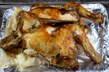 Arap mutfağı ızgara tavuk ızgara tavuk, ızgara tavuk ızgara makinesinde ızgara tavuk, tavuklar nemli, sulu ve un tortilla ve pita ekmeğiyle servis ediliyor.