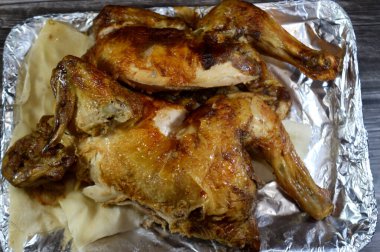 Arap mutfağı ızgara tavuk ızgara tavuk, ızgara tavuk ızgara makinesinde ızgara tavuk, tavuklar nemli, sulu ve un tortilla ve pita ekmeğiyle servis ediliyor.