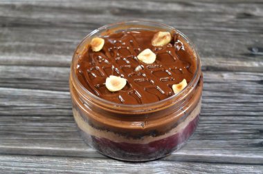 Çikolata kremalı, çikolata ezmeli, fındıklı ve katmanlı, krem şantili, çilekli, pastalı, tatlı, kremalı, kremalı yumuşak bir yemek.